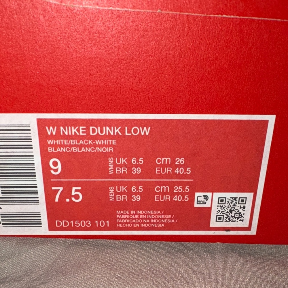 Nike Women’s Classic Black and White Panda Dunks - Picture 5 of 6